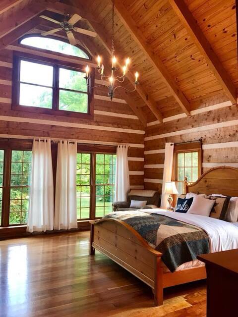 Beautiful Secluded, Luxury Cabin with Hot Tub.