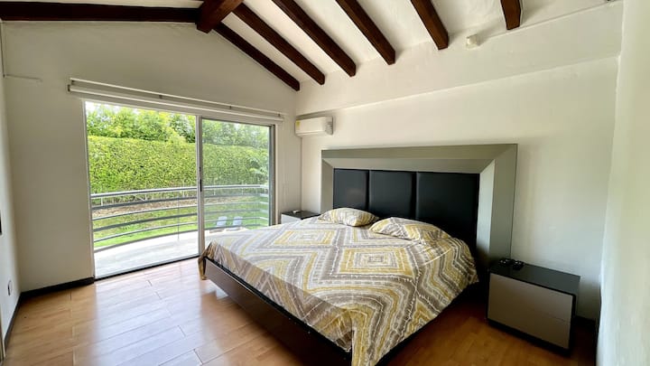 კომფორტული ოთახი 183×203 სმ ზომის საწოლით, ტელევიზორით და კონდიციონერით 