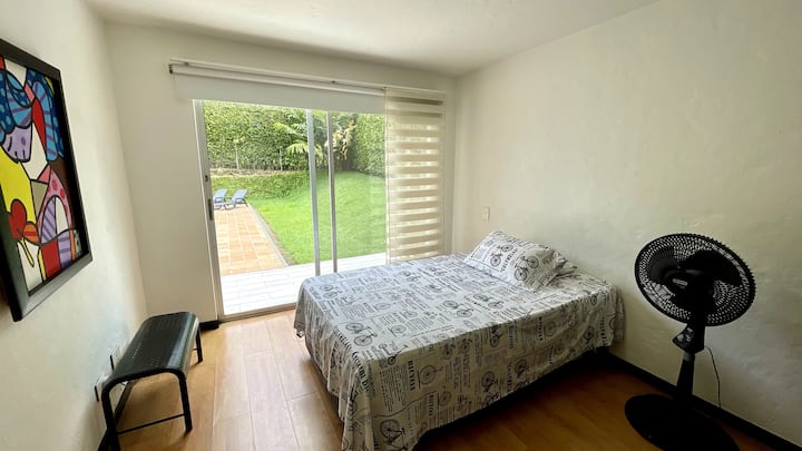 კომფორტული ოთახი პირადი სააბაზანოთი პირველ სართულზე 