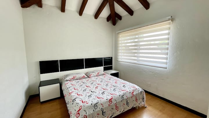 საძინებელი 152 × 203 სმ ზომის საწოლით 