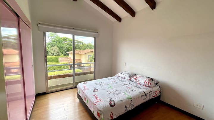 საძინებელი ორადგილიანი საწოლით 