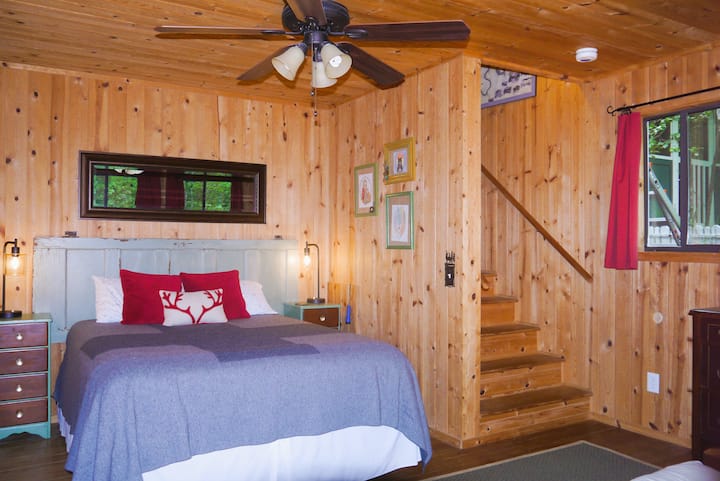 Dormitorio principal tranquilo y privado.  Cama tamaño queen con futón, escritorio, cómoda y armario, además de baño completo con ducha. Almohadas adicionales en el armario y una cuna/cama de juegos portátil. 