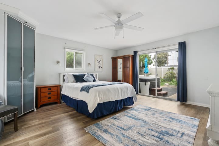 Moderný dizajn s elegantným nábytkom a štýlovými detailmi.