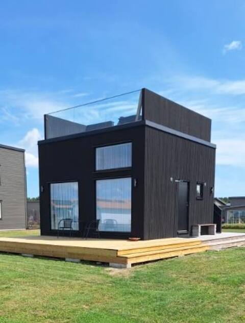 Nice cottage with sea view and roof terrace.