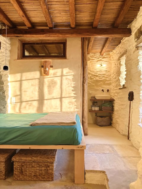 Earthy: a rustic abode w/ garden and sea views