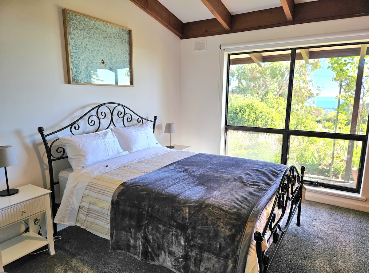 נוף יפה לים מחלונות חדר השינה הראשי.