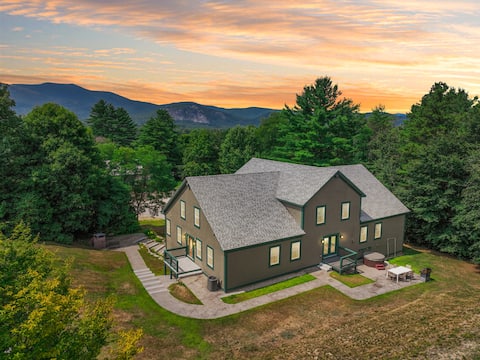 10 Locust Lane | Sleeps 34, Pool, Hot Tub, 16 BDRM