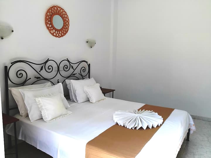 Suite For 4 /Shared Pool - Santorin