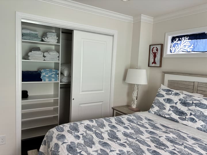 Letto matrimoniale grande; biancheria pulita e tanto spazio nell'armadio