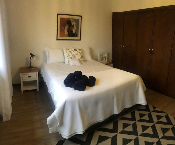 Მთავარი აპარტამენტი სახლისა და მთების პანორამული ხედით. 