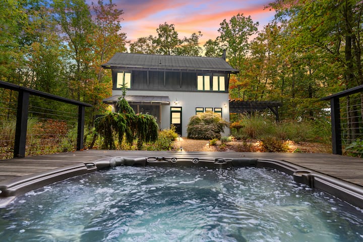 Modern Cabin. Peaceful. Private. Hot Tub.
