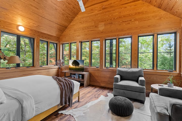Modern Cabin. Peaceful. Private. Hot Tub.