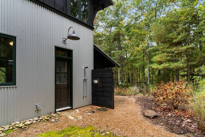 Modern Cabin. Peaceful. Private. Hot Tub.