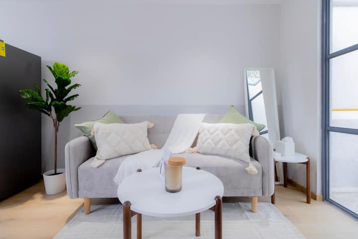 只需几步，即可从沙发前往露台


