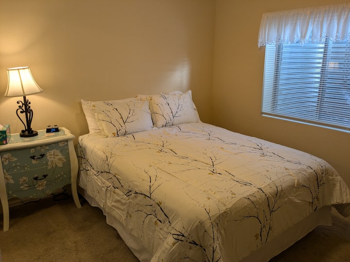 Dhoma e gjumit në bodrum 5 ka krevat dopio "Queen"