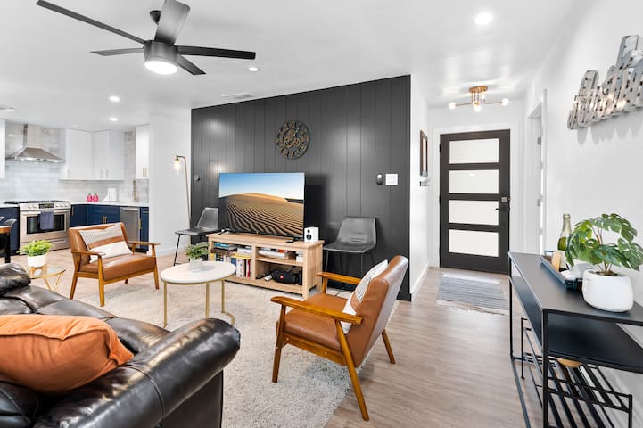 4BR Modern Home | DT | BBQ | Backyard | Sleeps 10!