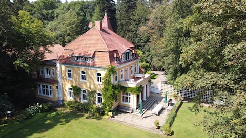 Villa, lake & park - your dream