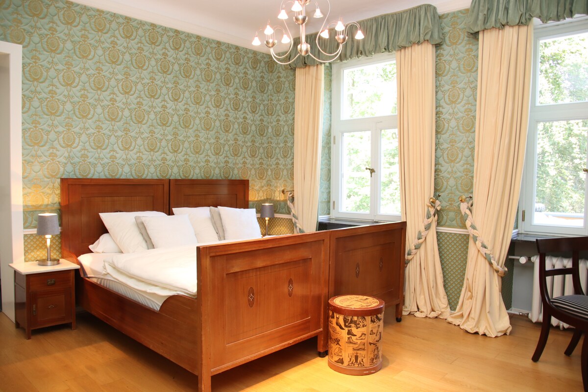 Apartman za vjenčanje s pogledom na jezero: prostrana spavaća soba + dnevni boravak s sofama i TV-om. Veliki balkon nudi panoramu koja oduzima dah iznad jezera i parka te vas poziva da se zadržite na  suncu. Kupaonica s tušem, WC-om i umivaonikom.