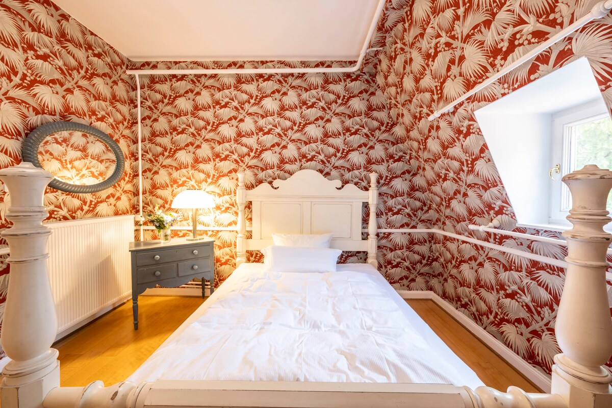 Dvorišna soba: Cuddly, prostorija s pogledom na dvorište s bračnim krevetom (140 x 200 cm).
Kupaonica u sklopu apartmana ima tuš-kabinu s tuš-kabinom i WC-om.