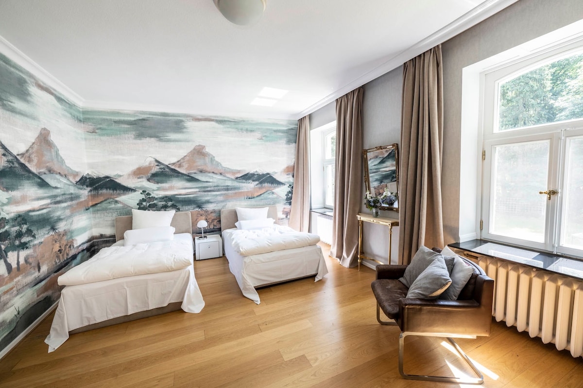 Mramorni apartman:
ovdje je veličanstveno! Prostrana soba s dva kreveta i pogledom na park. Vrhunac je luksuzna mramorna kupaonica od 20 m2. S lijepim balkonom na kojem možete uživati u jutarnjem pjevanju ptica.