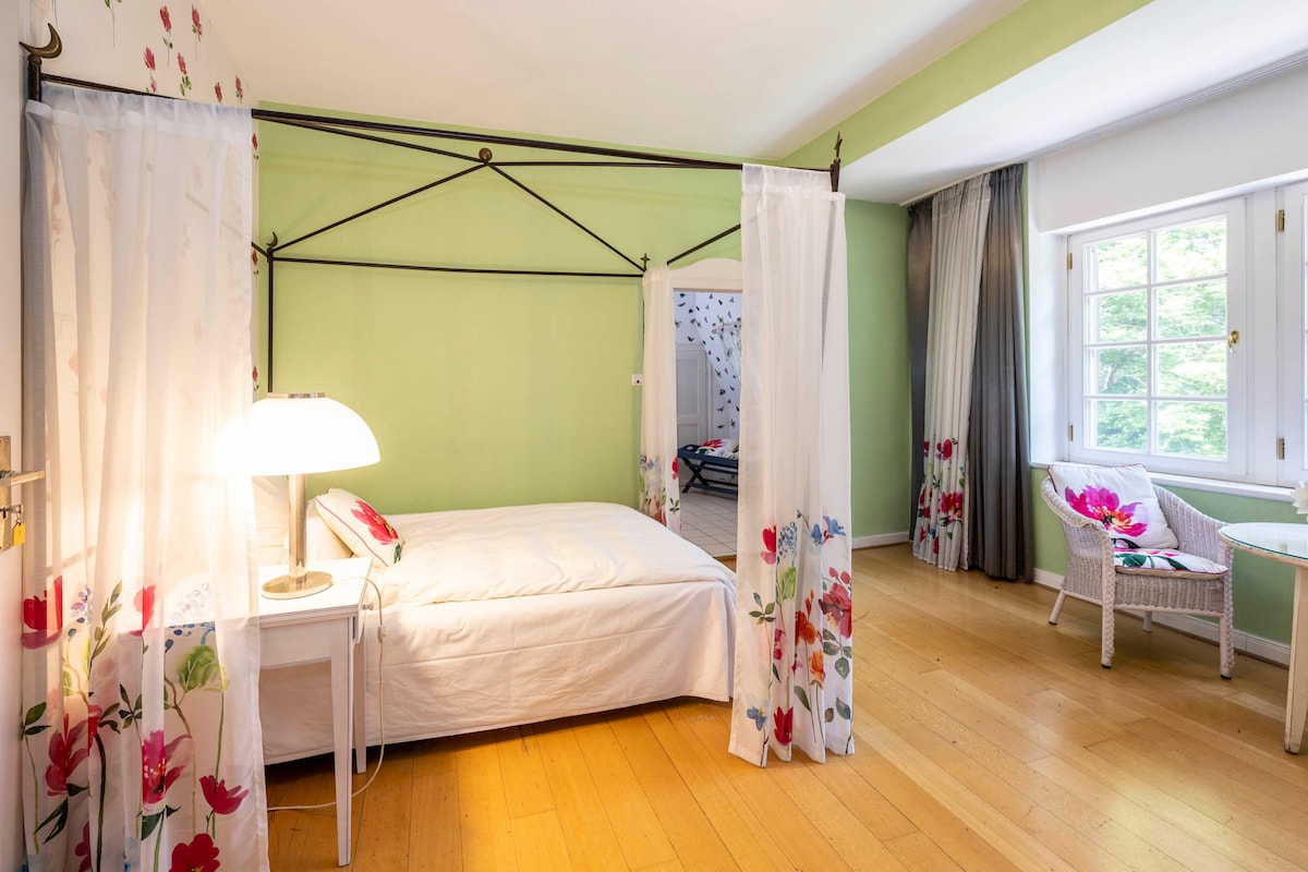 Apartman s pogledom na jezero i veselim ambijentom:
Bračni krevet, prostor za sjedenje i pogled na jezero upotpunjuju sobu.
Druga mala spavaća soba s lijepim krevetom s baldahinom.
Kupaonica s dva umivaonika, tušem, kadom i WC-om.
