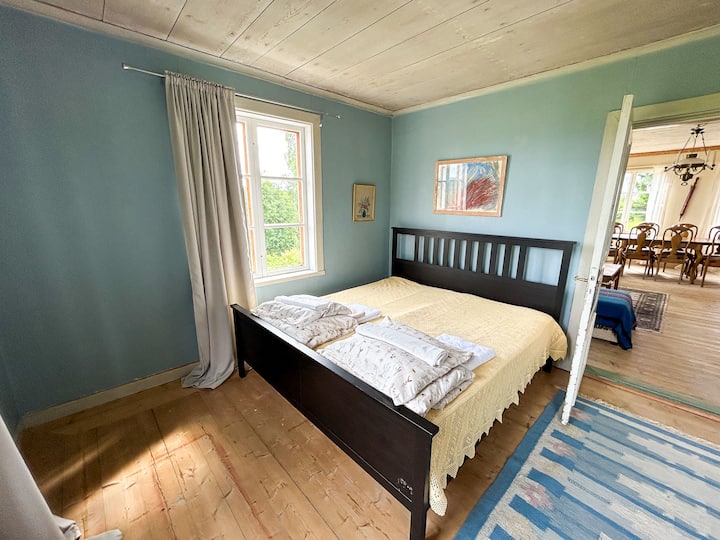 Spálne na spodnom poschodí. Jedna manželská posteľ a jedna samostatná posteľ