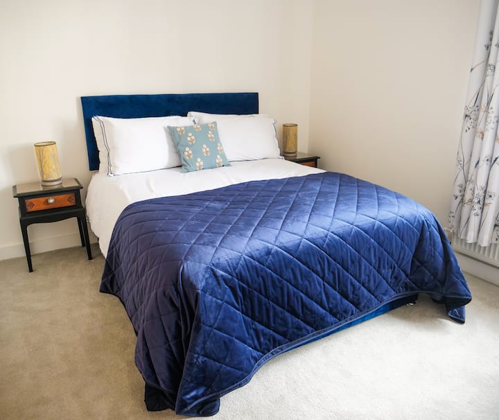 Cama tamaño king, armario empotrado, cómoda, sofá