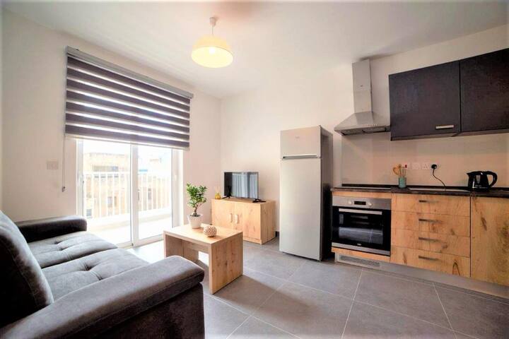 Dhomë ndenjjeje e ndritshme dhe e gjerë ku mund të shikosh televizorin dhe të ulesh pas një dite të bukur në Maltë. Divani i krevatit është i madh dhe i rehatshëm, mbi të mund të flenë 2 të rritur.