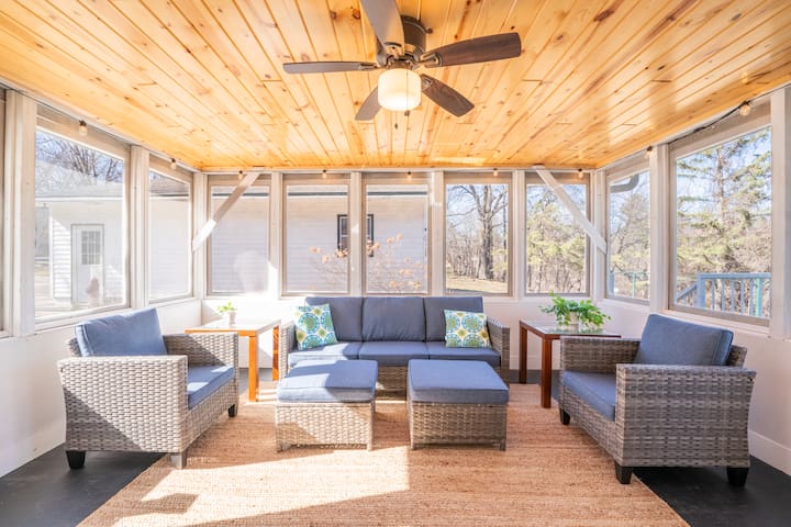 Hiker’s Hideaway: 4BR+Porch+Updated 1872 Home