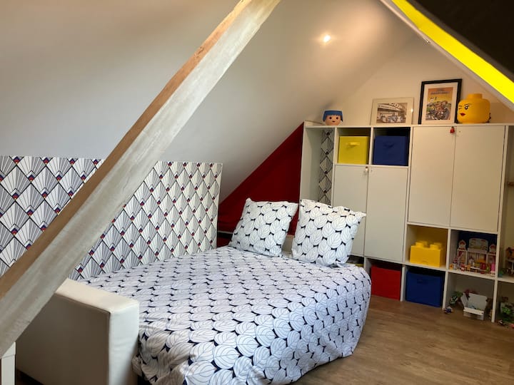 Habitación abuhardillada con encanto lúdico