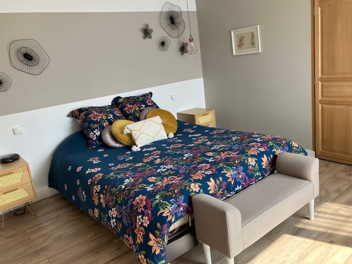 Habitación cálida con tonos florales