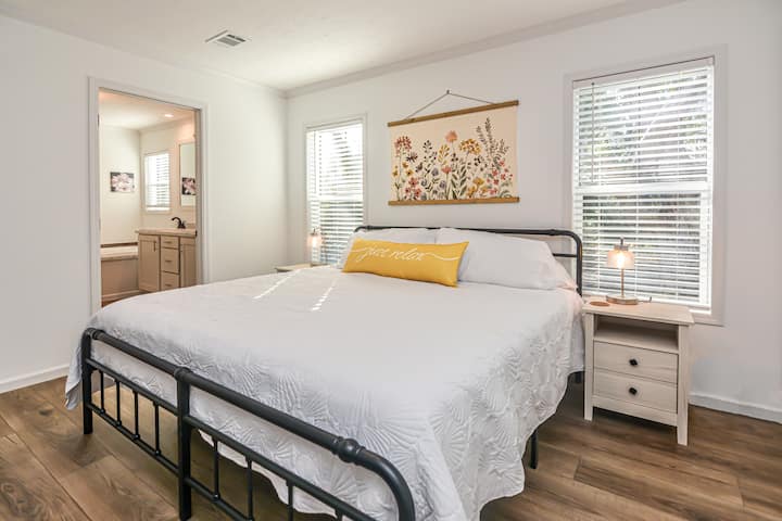 Chumba kikubwa cha kulala chenye nafasi kubwa kinachoongoza kwenye chumba kikubwa kina kitanda cha kifalme cha Casper.