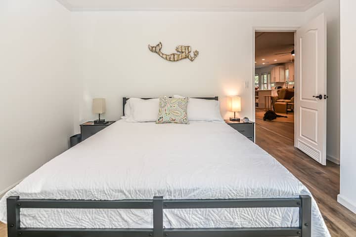 Kitanda kizuri cha Queen kilicho na meza za mwisho zilizo na droo mbili na taa zilizo na miunganisho ya USB kwa ajili ya simu yako. 