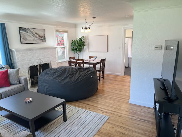 Quaint 1950s Bungalow - 세일럼