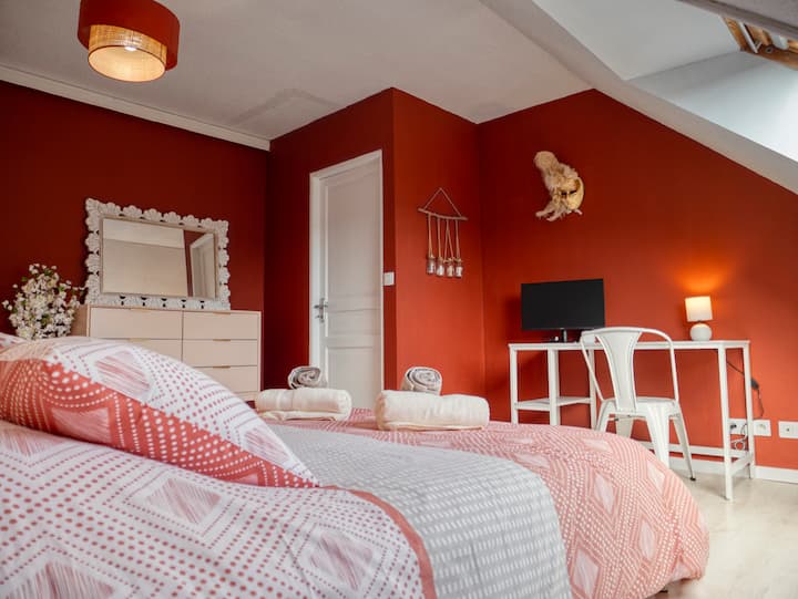 Chambre Carnaval 
Annecy est surnommée la Venise des Alpes. Un carnaval s'y déroule chaque année fin février/début mars.
Dans cette chambre: lit confortable pour la sieste ou bureau pour le télétravail?
A vous de choisir au Duplex du Clos - Annecy!