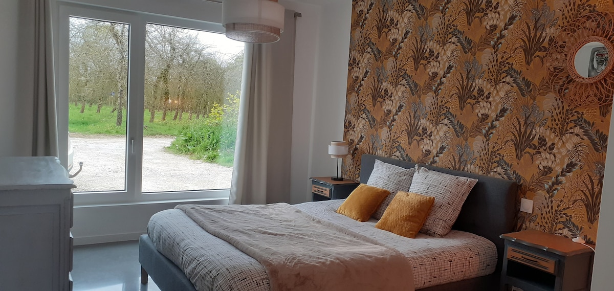 主套房。
双人床160x200、梳妆台、床头柜和服务、婴儿床。
毗邻的独立卫生间。
窗帘和卷帘。