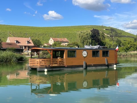 Houseboat with hot tub sailing in Champagne
