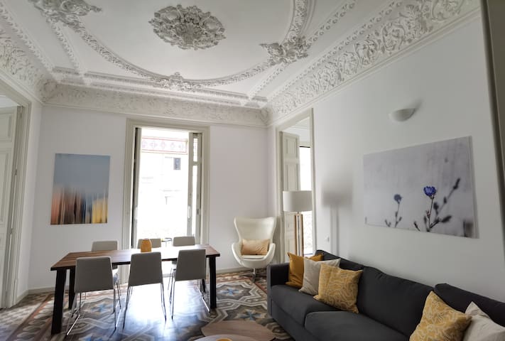 Elegant 3BR + Pool, A/C & Balconies – Center BCN