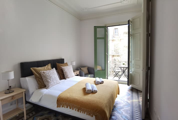 Elegant 3BR + Pool, A/C & Balconies – Center BCN gallery image 4