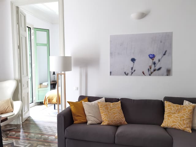 Elegant 3BR + Pool, A/C & Balconies – Center BCN gallery image 3