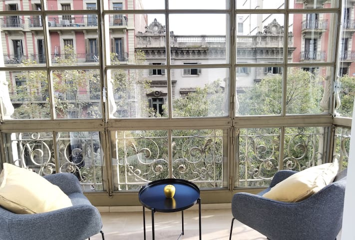 Elegant 3BR + Pool, A/C & Balconies – Center BCN gallery image 2