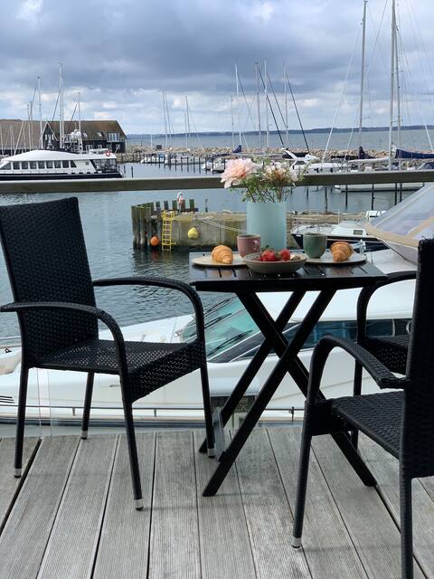 Panoramic view on the quay edge in the Glasbusteria