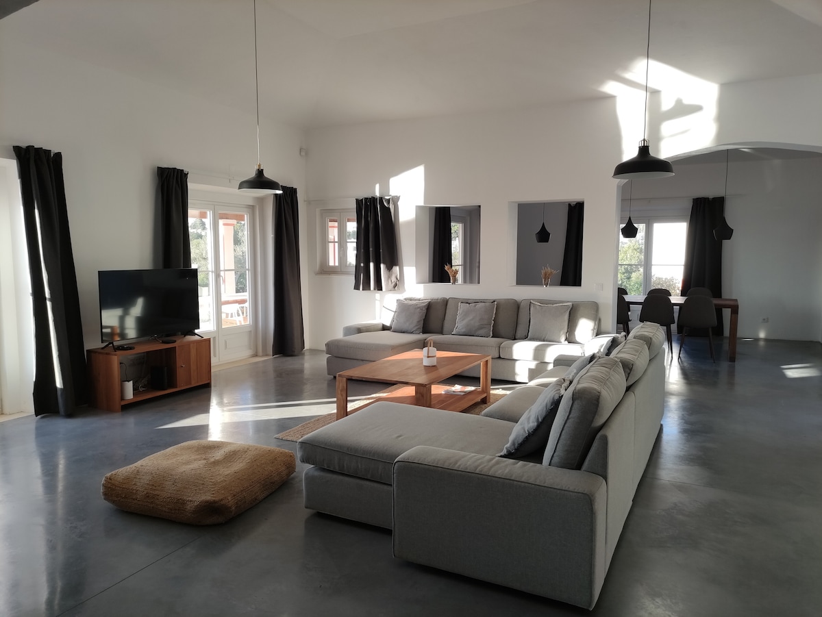 Airbnb em destaque: Gorgeous XL cliff top sea front villa em União Das Freguesias De Lagoa E Carvoeiro