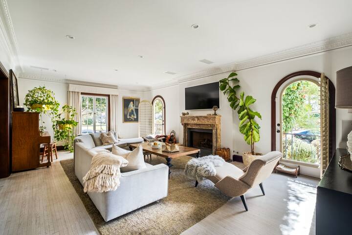 Casa De Carillo / Art & Vintage / Coastal Haven gallery image 3