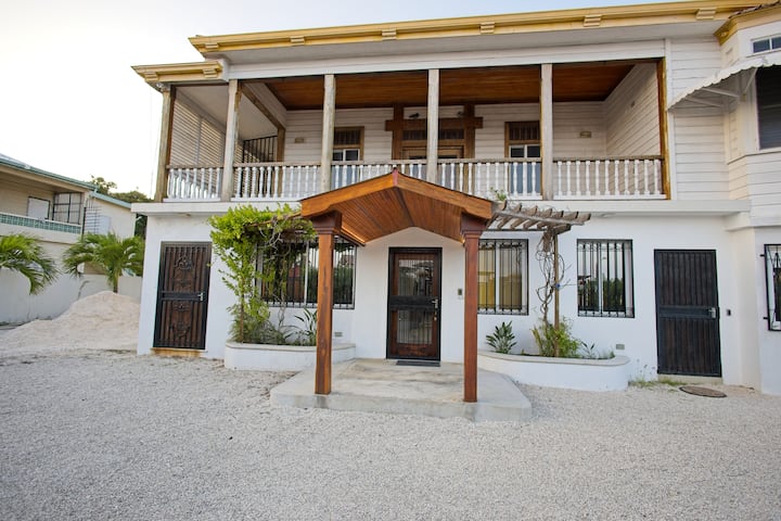 Seaview 7 Bed 7 Bath Apartment In Belize City - Belice