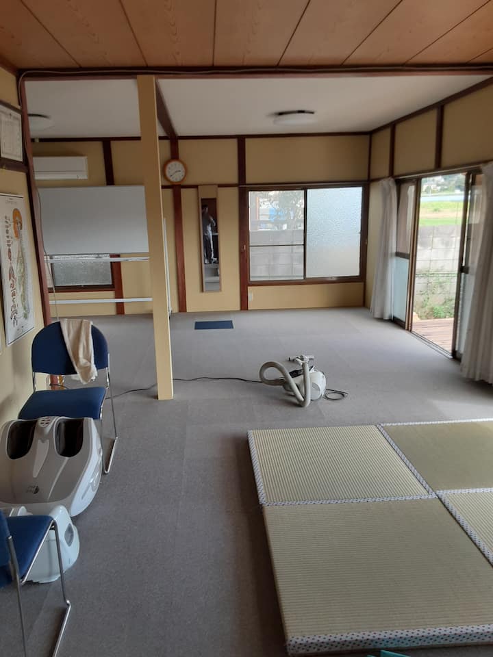 La chambre de 20 tatamis sur le côté est du 1er étage est une salle de soins complète.Nous sommes ouverts en tant que cour entière de 9h00 à 17h00.Les voyageurs peuvent également l'utiliser en l'absence de patients.