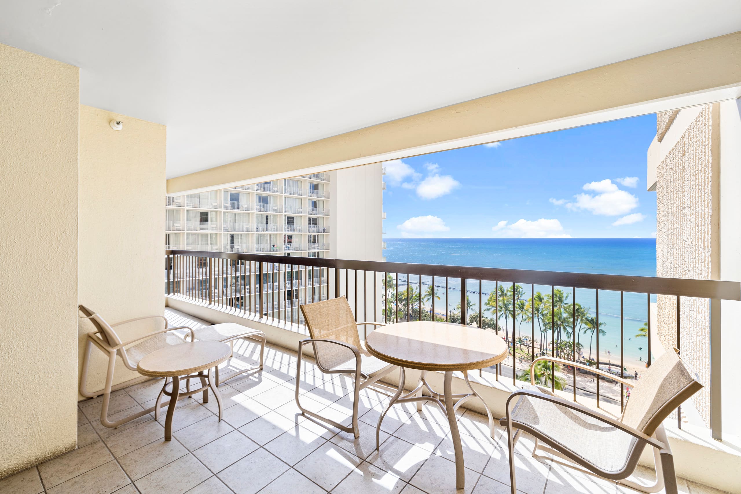 Oceanfront Condo W Free Valet Parking & Balcony - Image 23