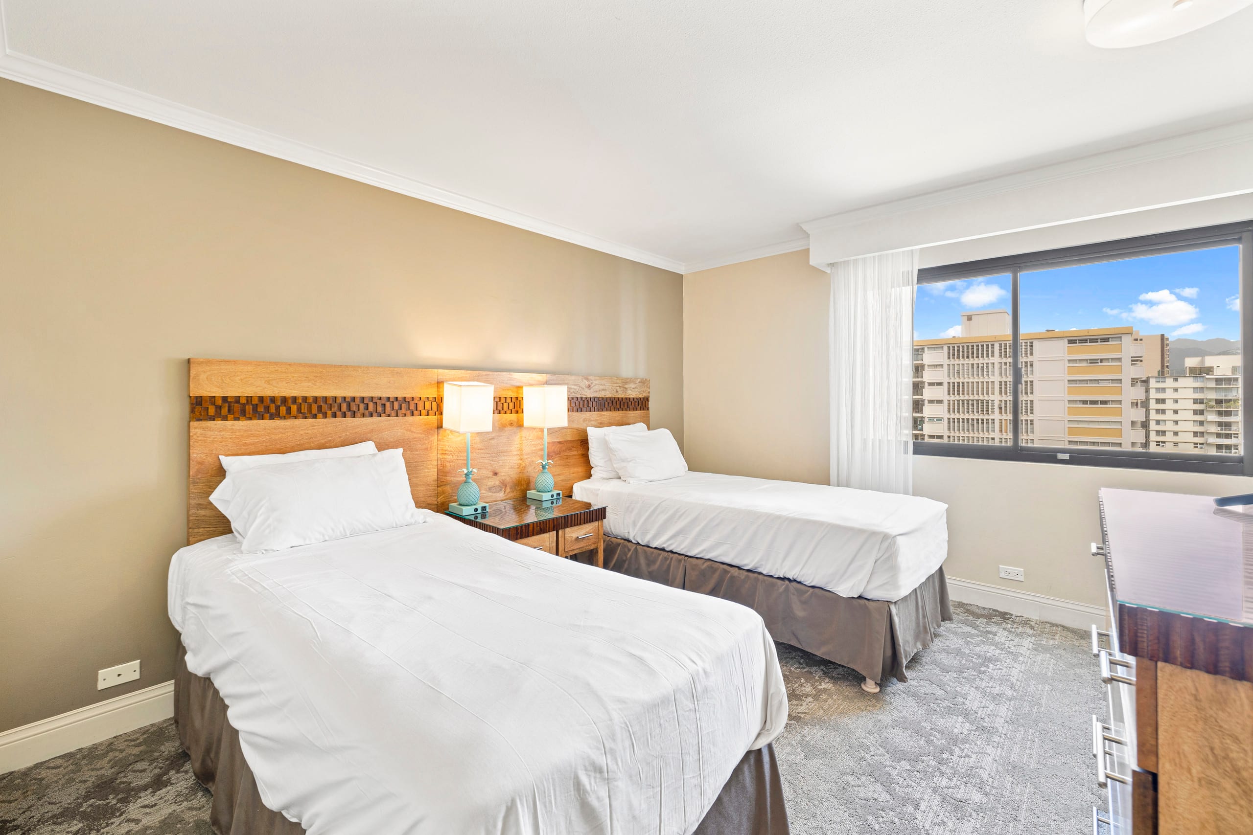 Oceanfront Condo W Free Valet Parking & Balcony - Image 19