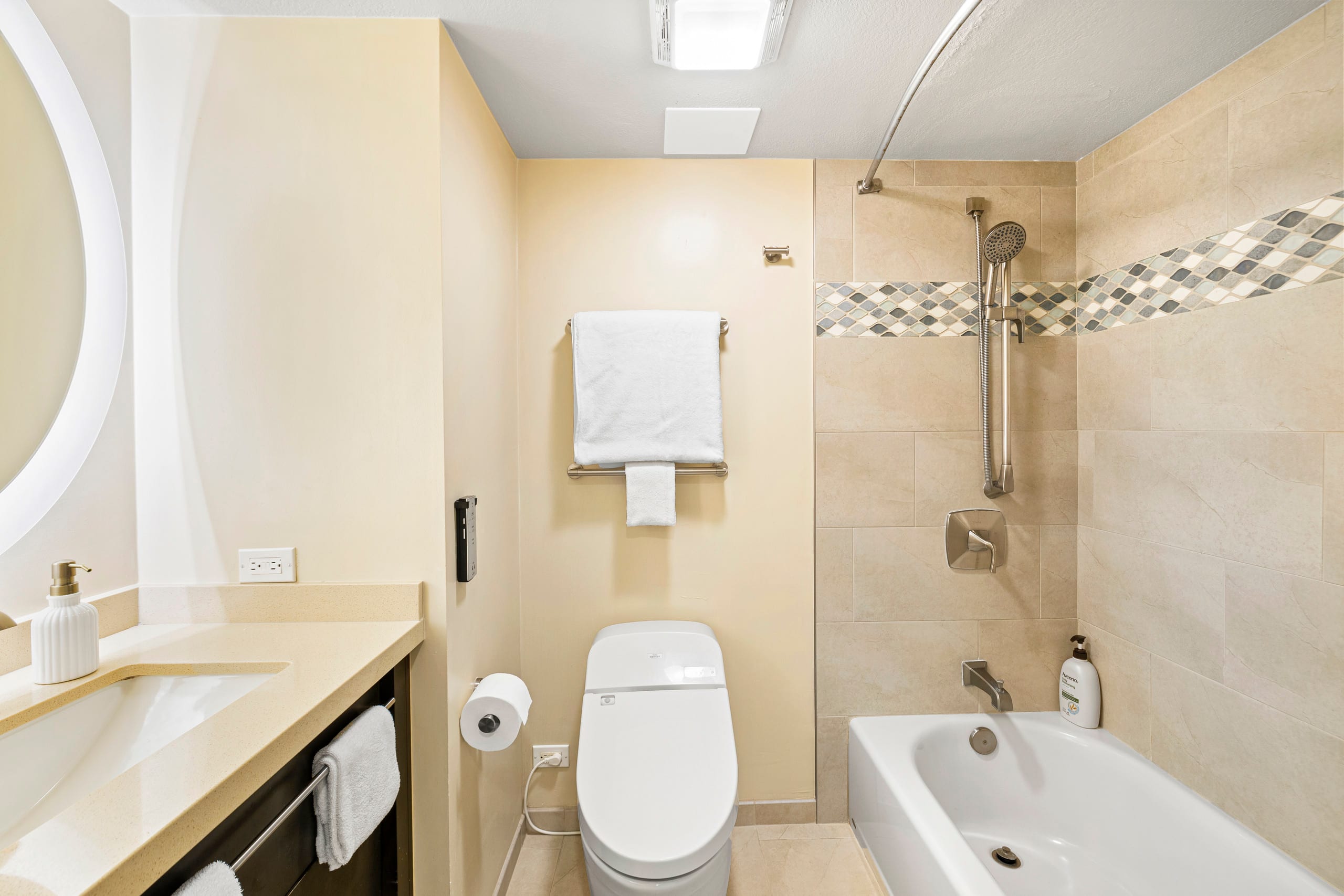 Oceanfront Condo W Free Valet Parking & Balcony - Image 33