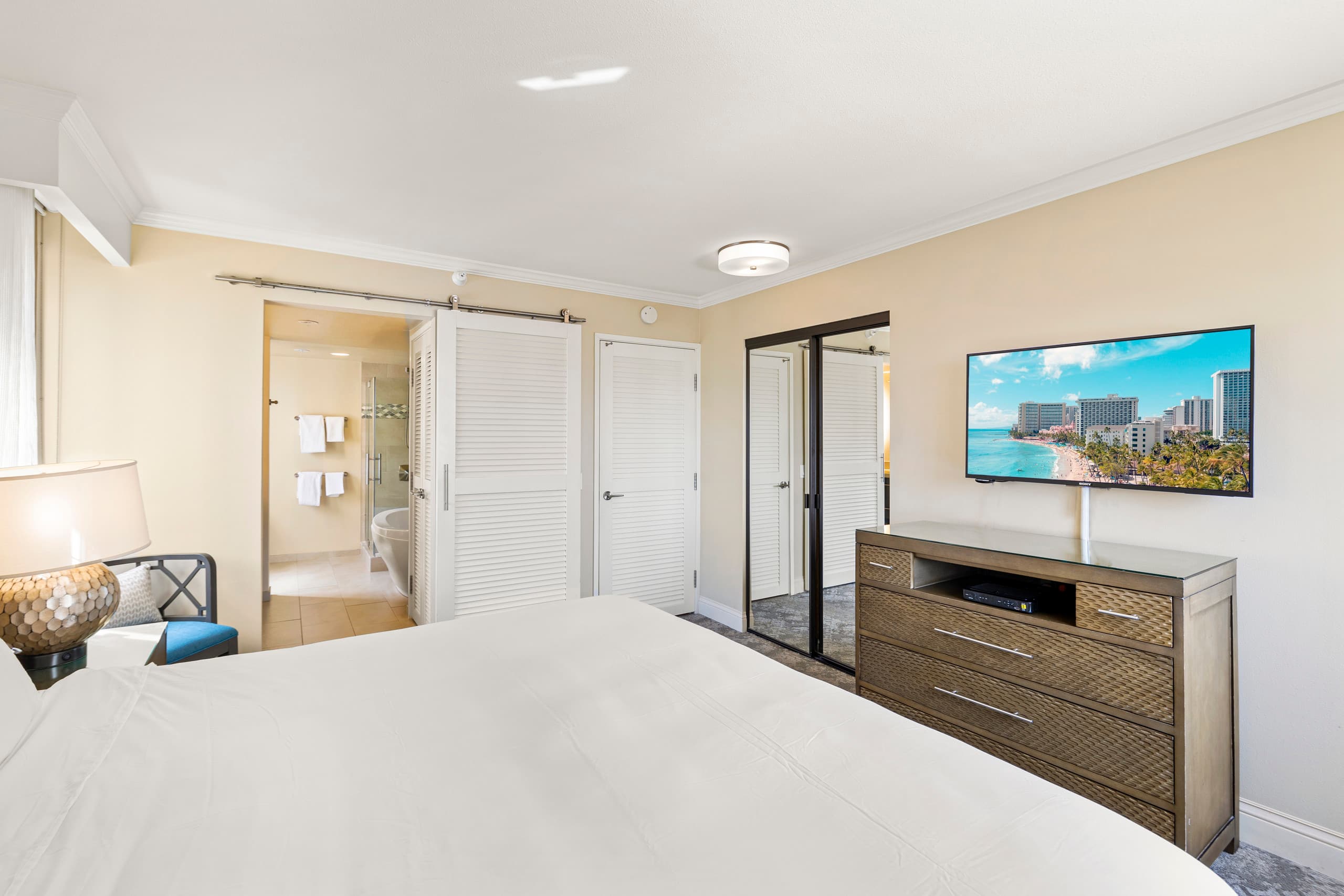 Oceanfront Condo W Free Valet Parking & Balcony - Image 14